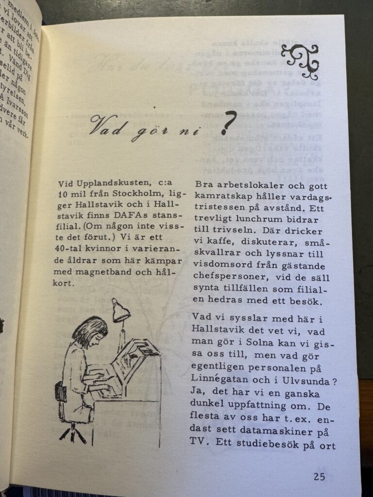 Sida ur personaltidning. Stansoperatriserna i Hallstavik presenterar sig (”vi är ett 40-tal kvinnor i varierande åldrar som här kämpar med magnetband och hålkort.” och vill gärna ha kontakt med övriga avdelningar på myndigheten.